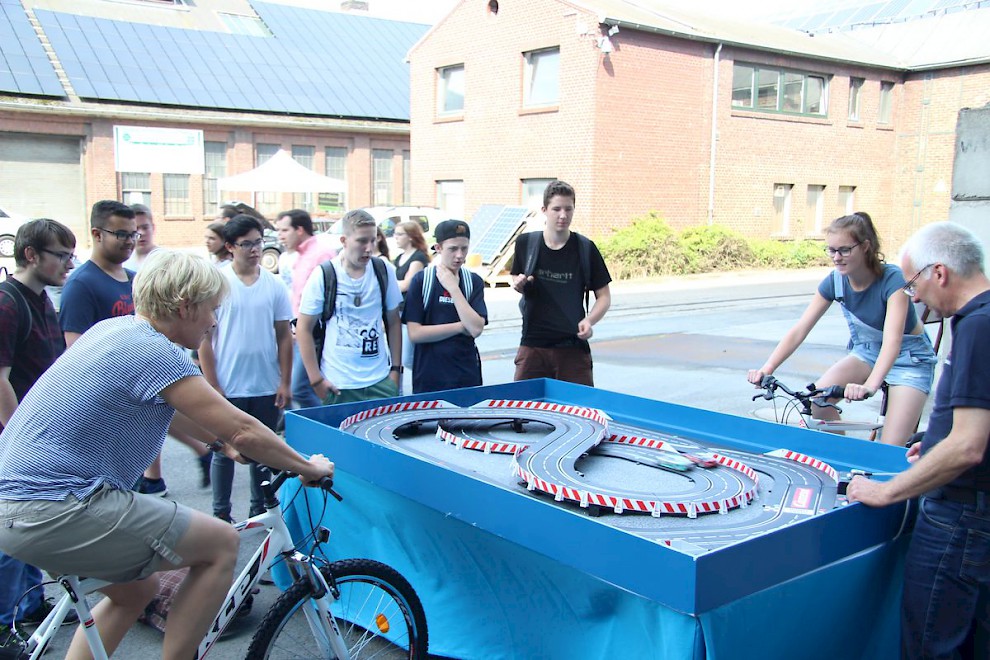 Dass man eine Spielzeug-Rennbahn mit einem Fahrrad „antreiben“ kann, konnte man eindrucksvoll selbst erleben.